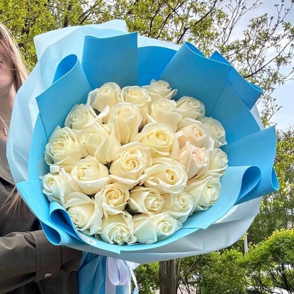 25 белые розы 60 см