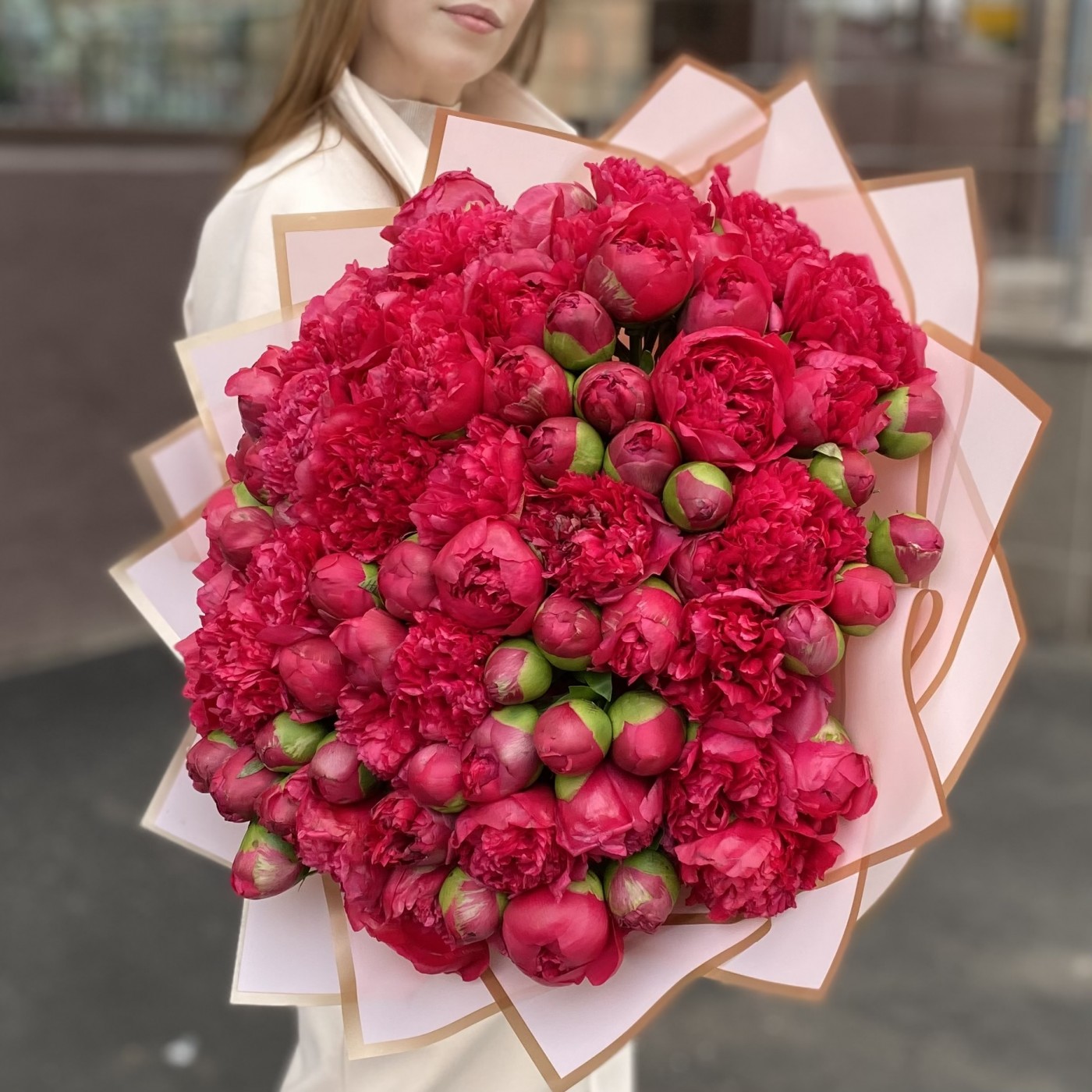 101 малиновый пион в оформлении