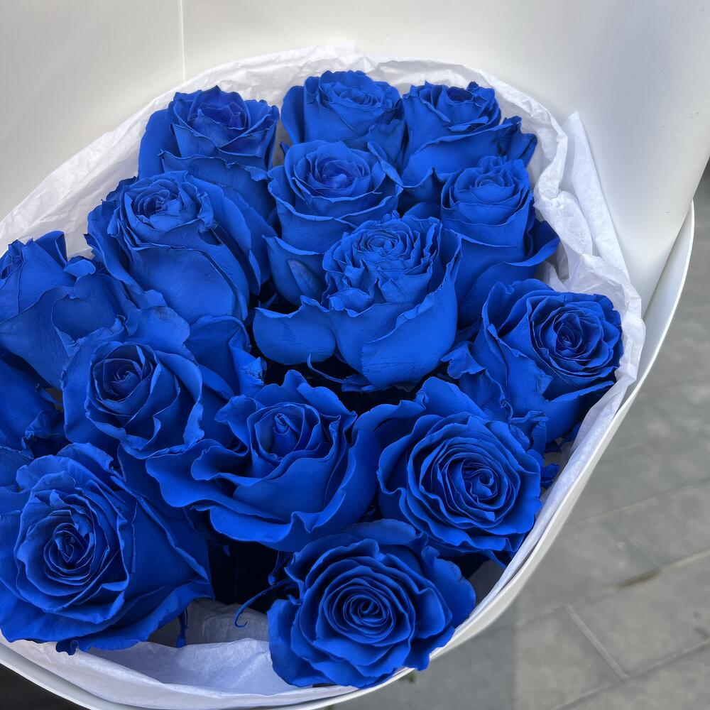 15 синих роз в оформлении