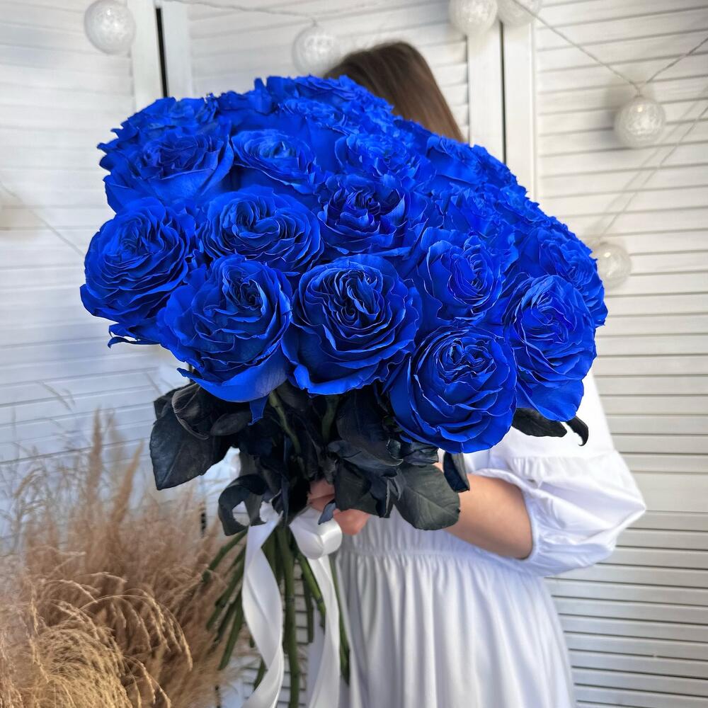 23 синие розы в оформлении