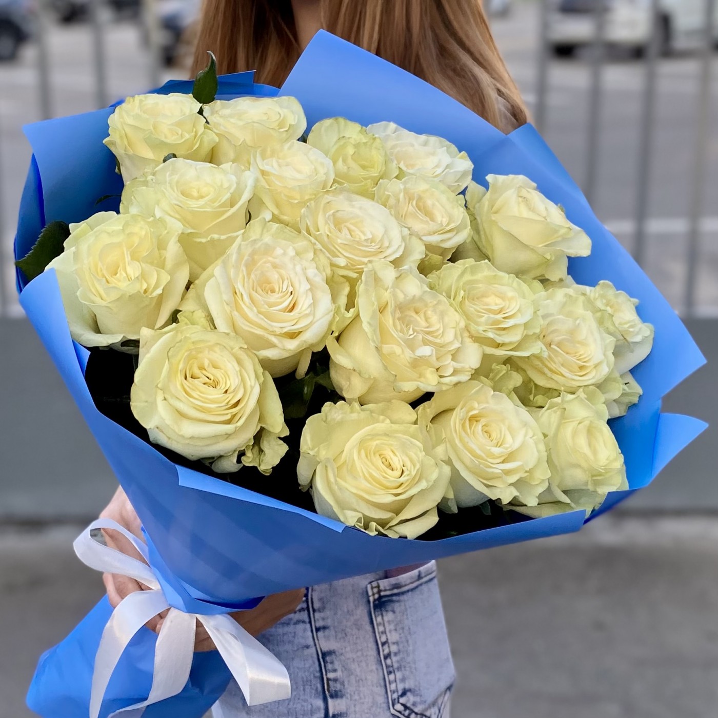 15 белых роз Premium 60 см