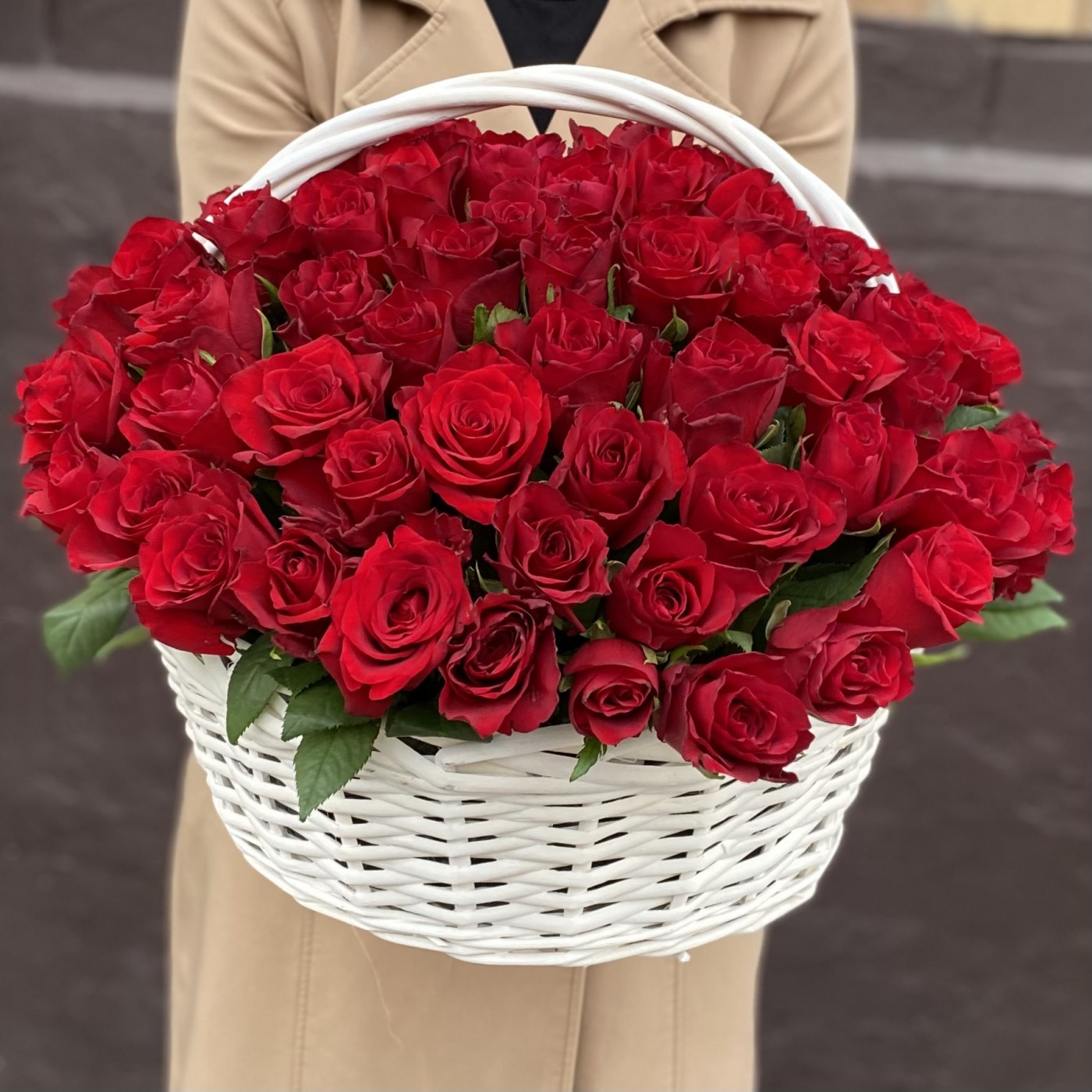 Корзина из 101 красной розы с зеленью