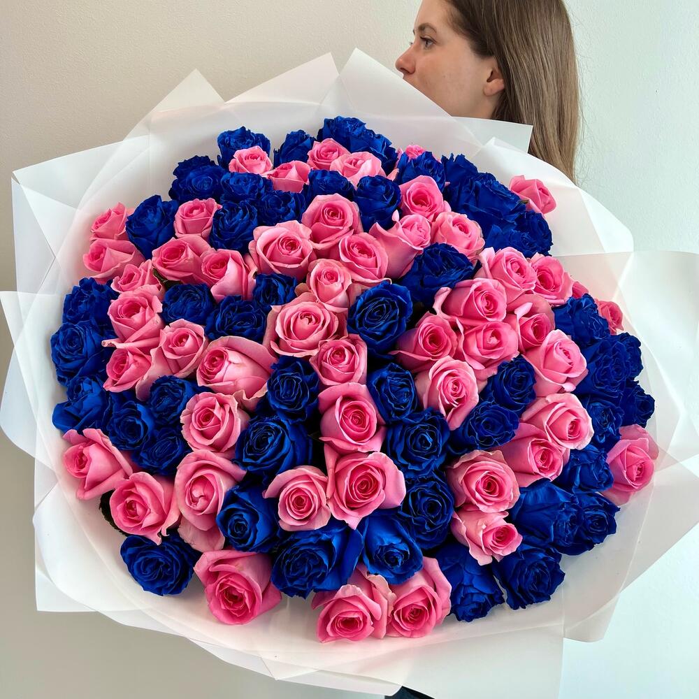 Букет из 101 синей и розовой розы