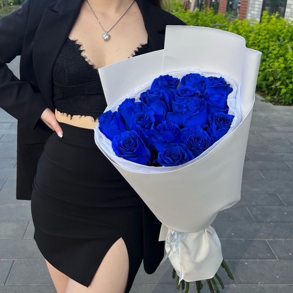 15 синих роз в оформлении