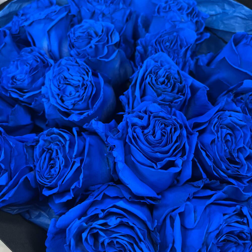 25 синих роз в оформлении
