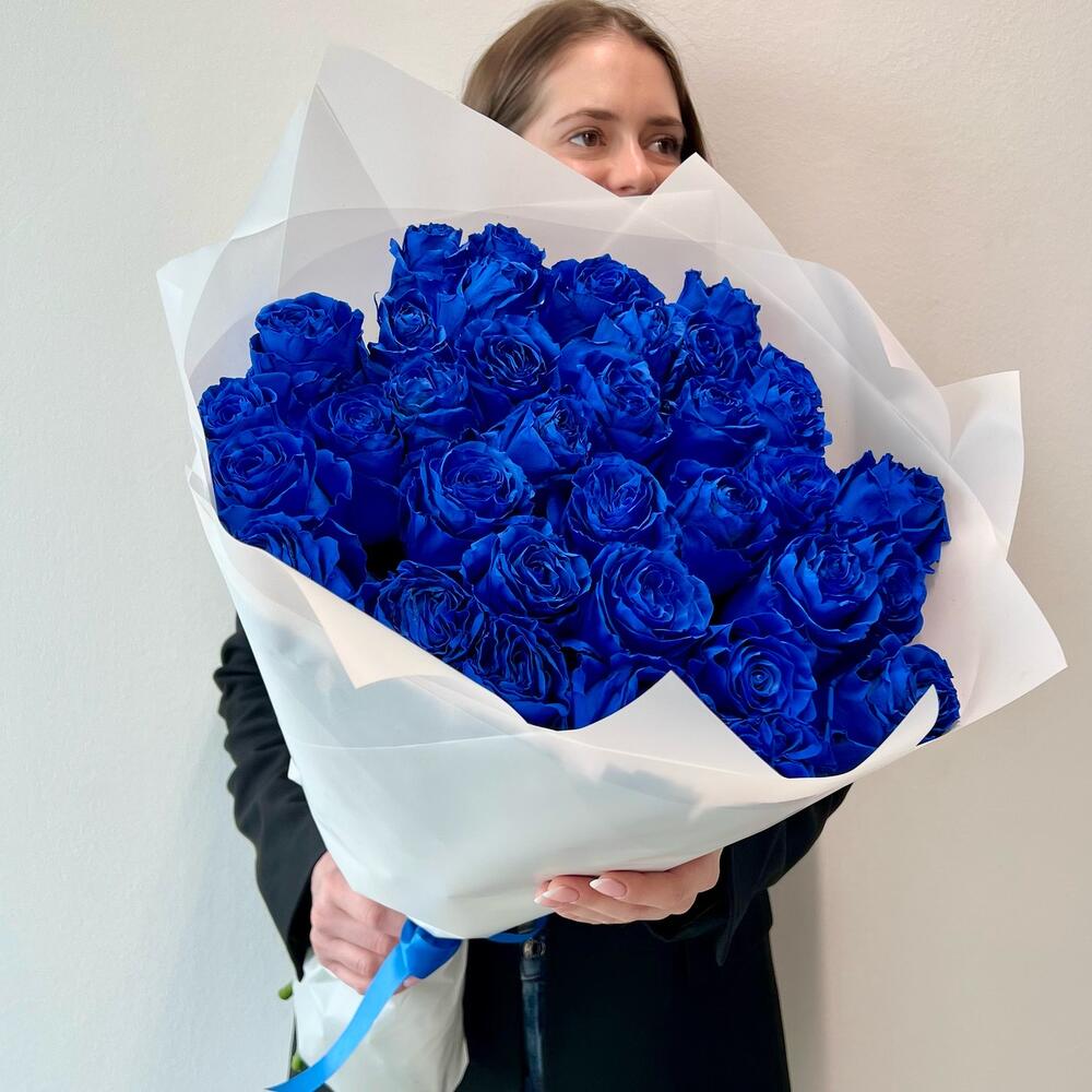 35 синих роз в оформлении