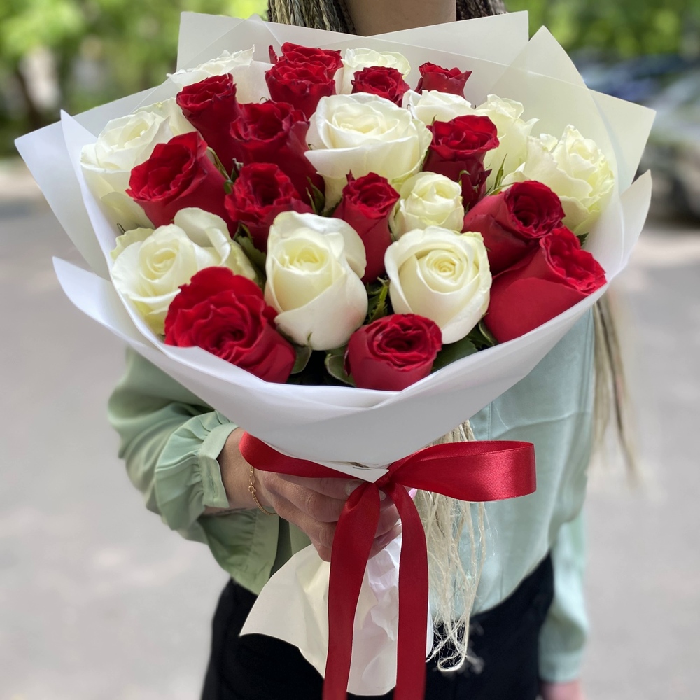 25 красно-белых роз 40 см