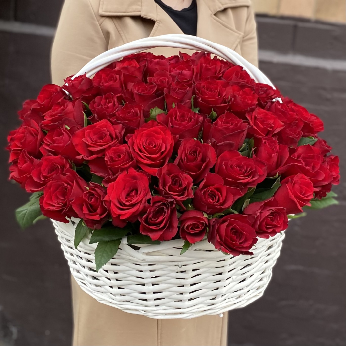 Корзина из 101 красной розы с зеленью