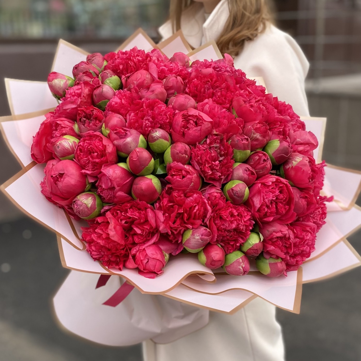 101 малиновый пион в оформлении