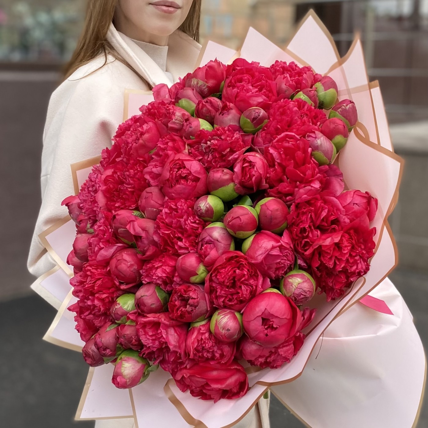 101 малиновый пион в оформлении