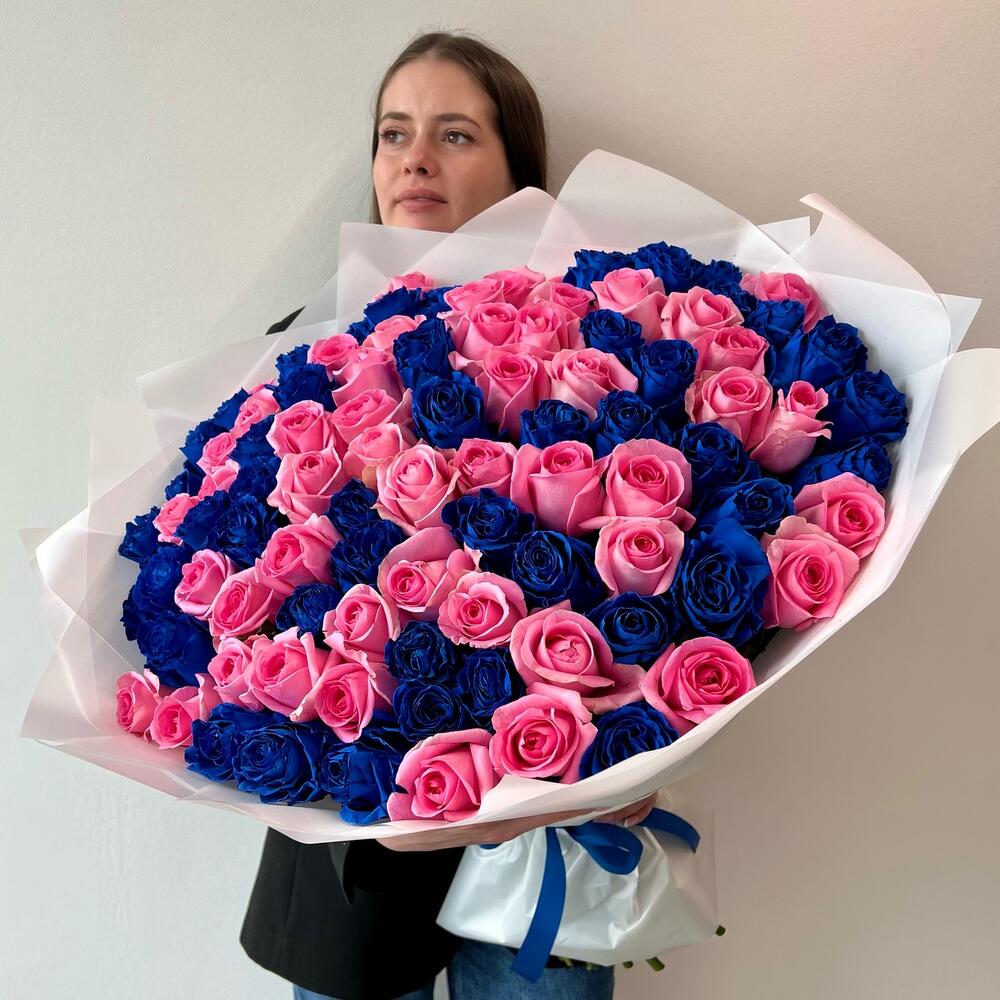 Букет из 101 синей и розовой розы