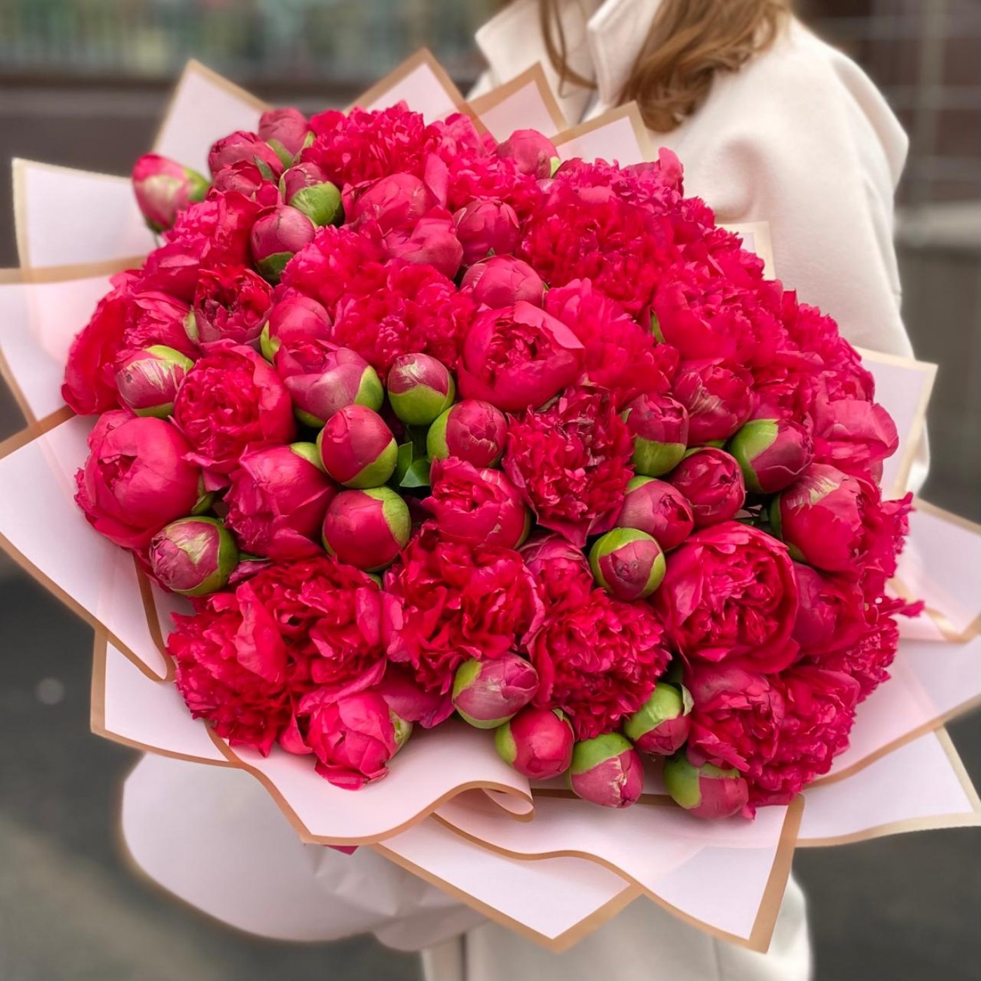 101 малиновый пион в оформлении