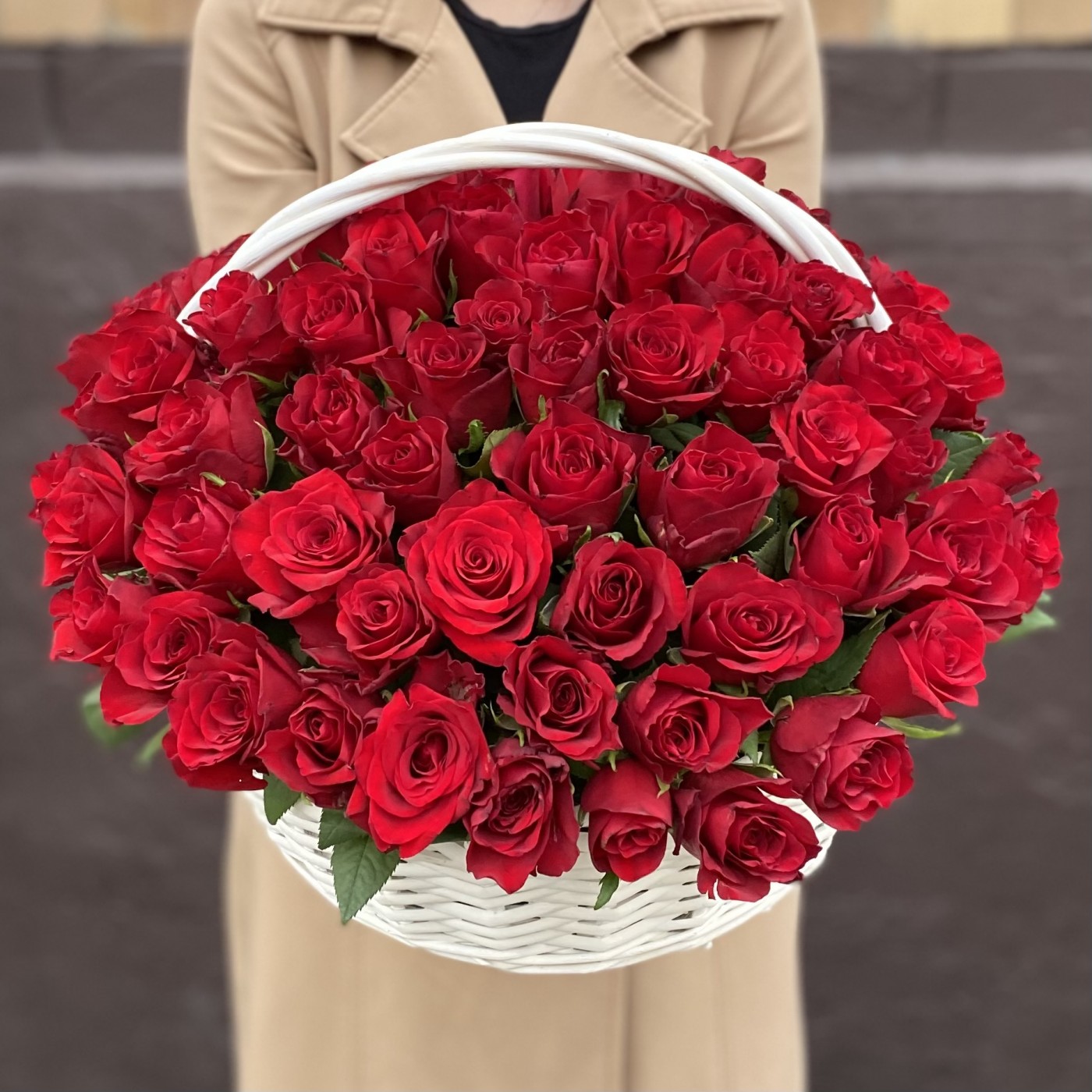 Корзина из 101 красной розы с зеленью