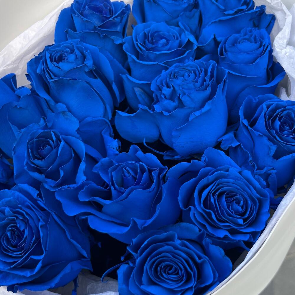 15 синих роз в оформлении