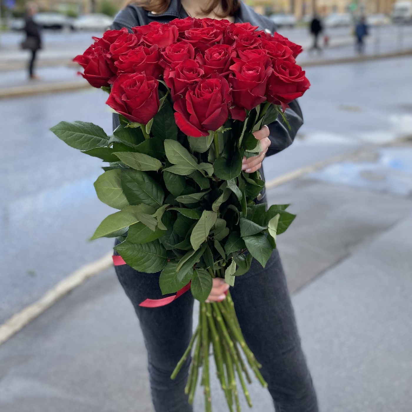 25 красных роз 80 см