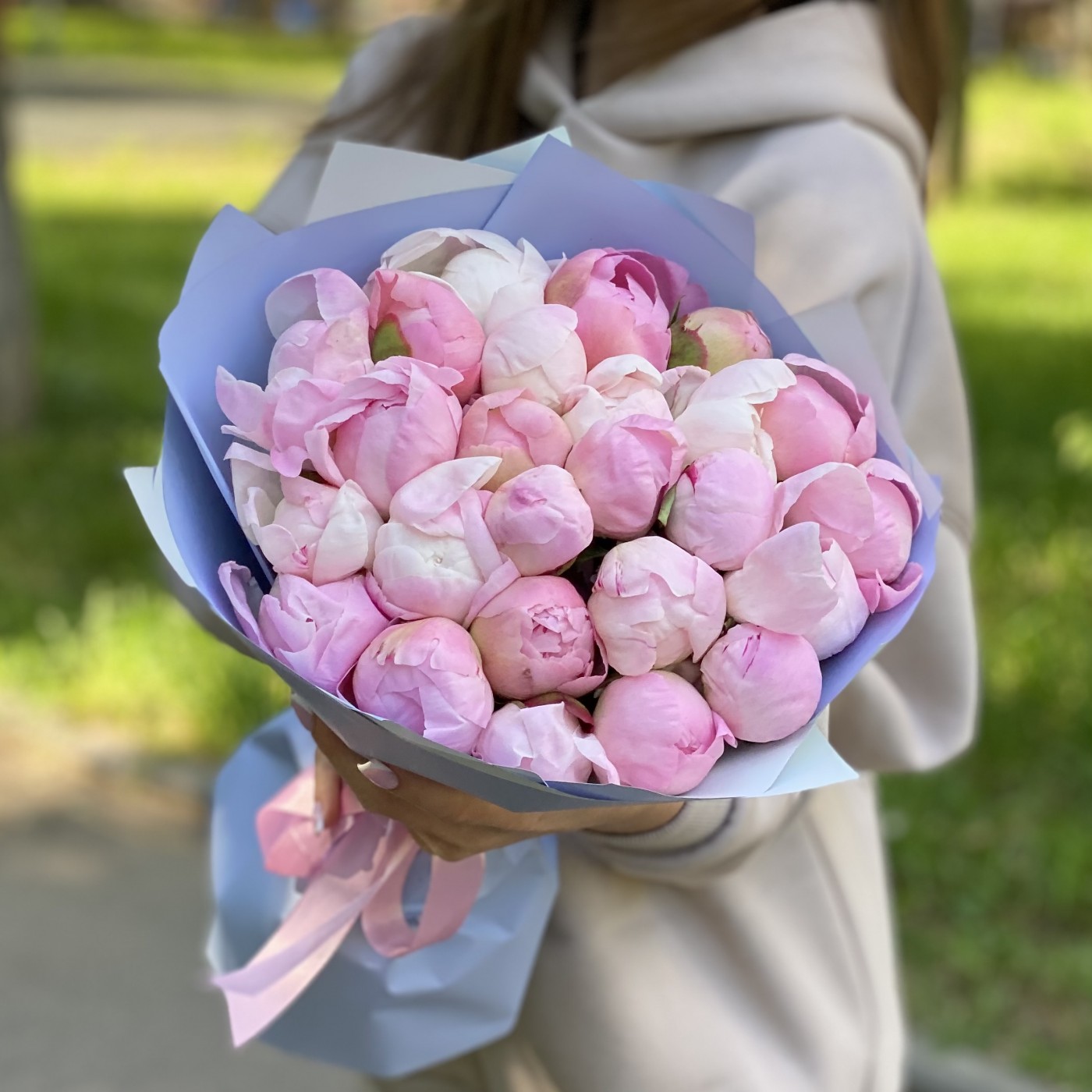 Букет из 25 нежно-розовых пионов