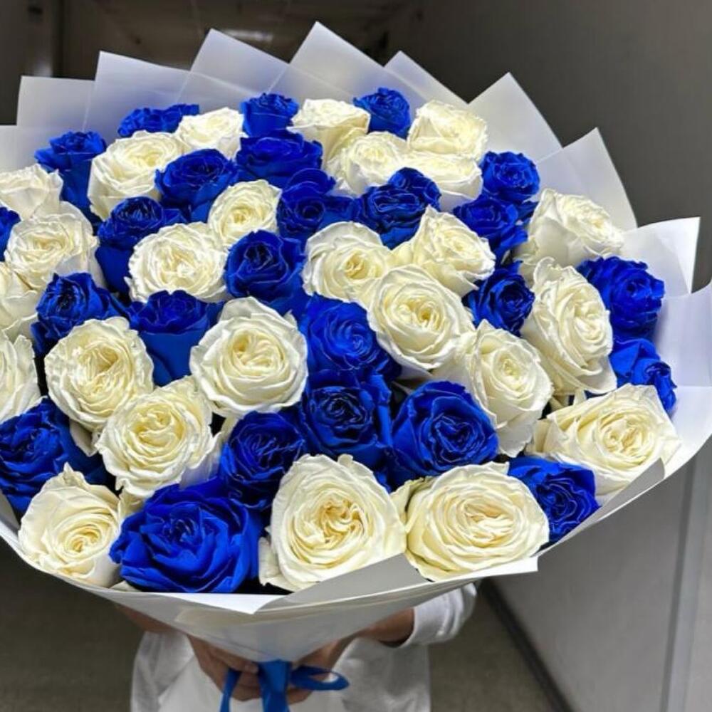 Букет из 51 синей и белой розы