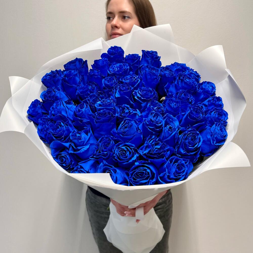 51 синяя роза в оформлении