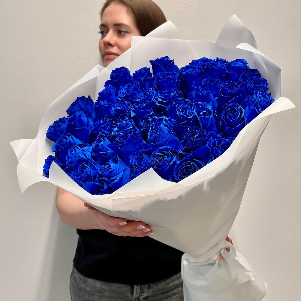 51 синяя роза в оформлении