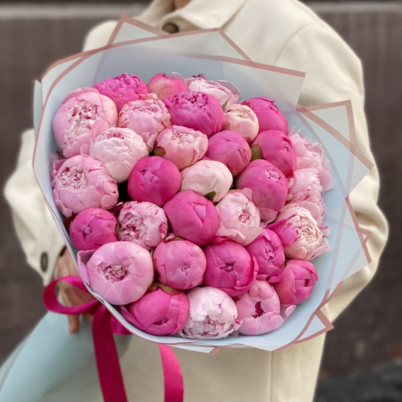 Букет из 31 пиона розовый МИКС