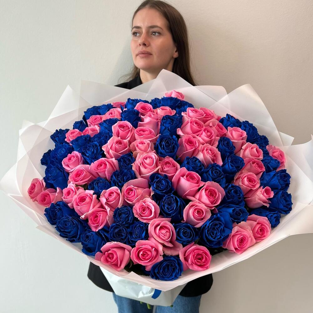 Букет из 101 синей и розовой розы